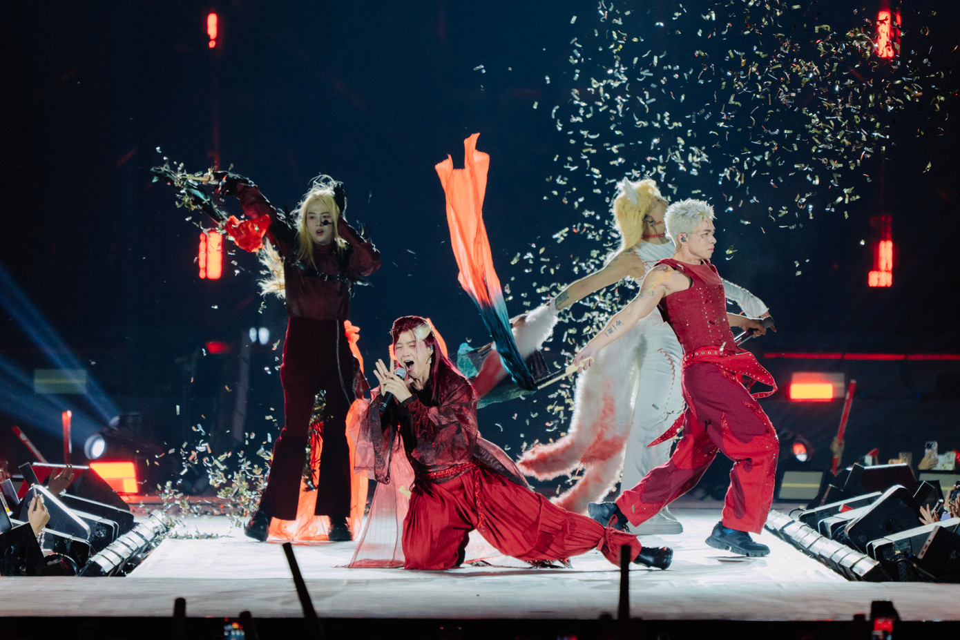 Vũ đạo và trang phục của các anh tài được nhiều khán giả khen ngợi Ảnh: BTC Vũ đạo và trang phục của các anh tài được nhiều khán giả khen ngợi Ảnh: BTC