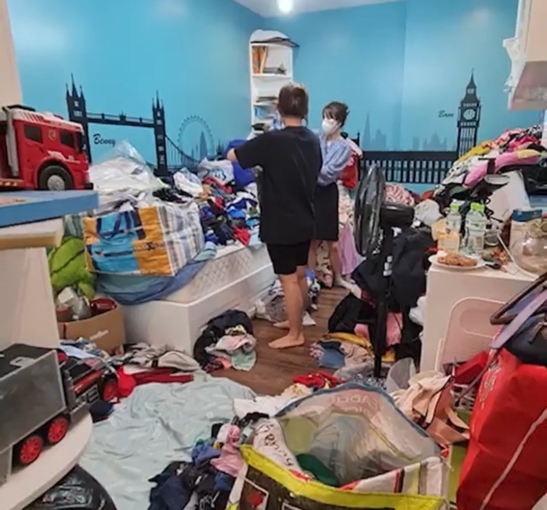 Sắp xếp tủ quần áo là một nghề vất vả