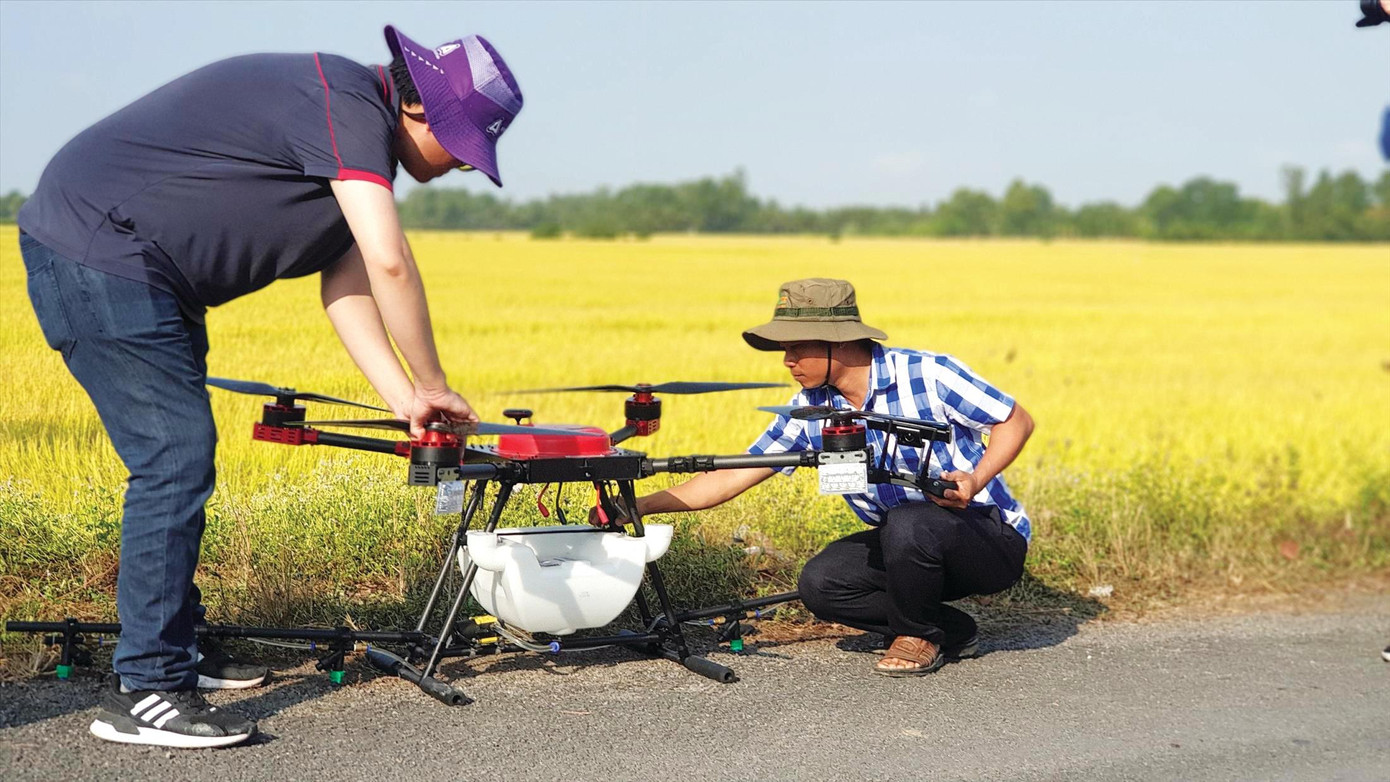 Phun thuốc bằng máy bay không người lái tại ĐBSCL Phun thuốc bằng máy bay không người lái tại ĐBSCL