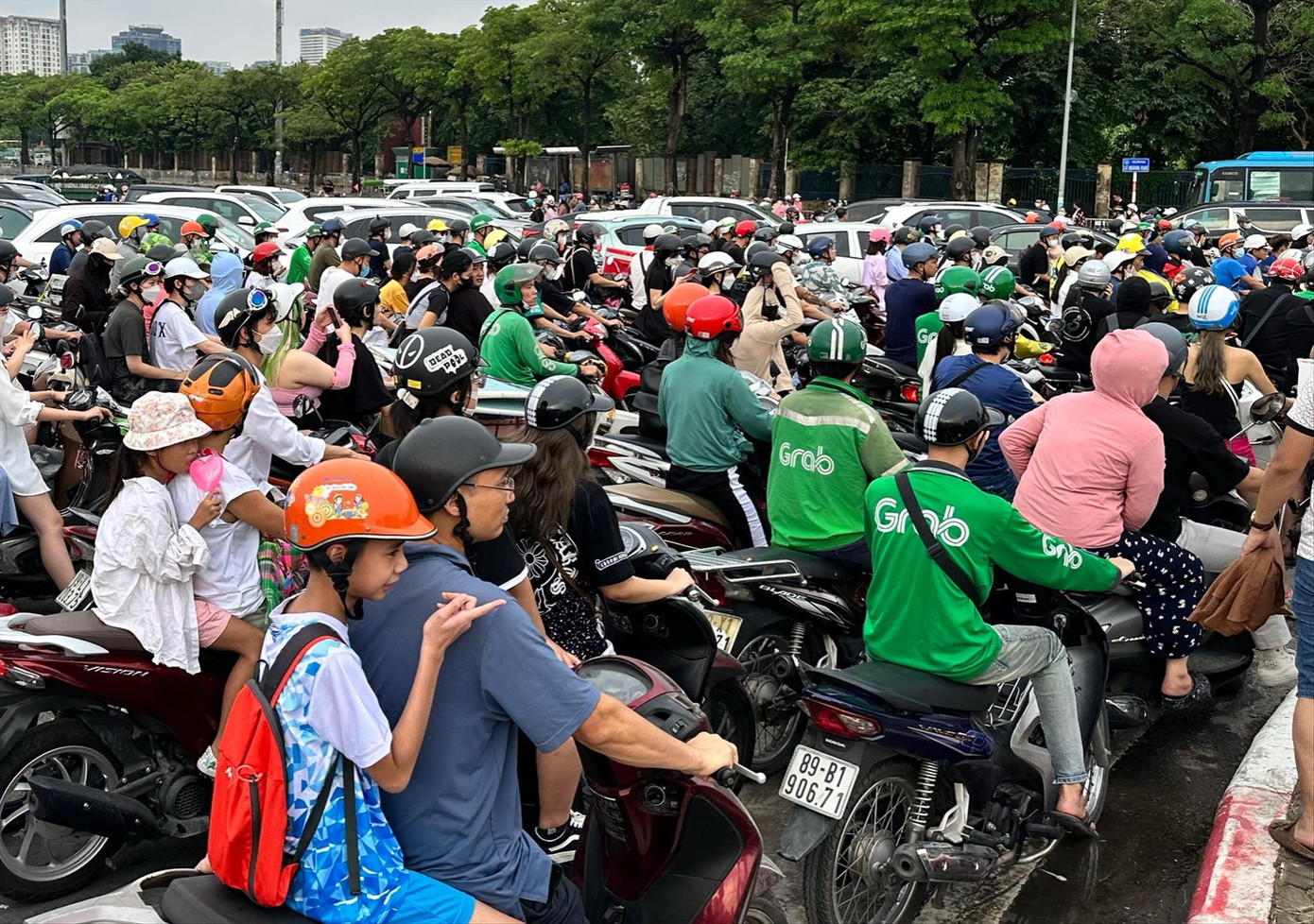 Chạy Grab hoặc làm shipper (người chuyển hàng) là một trong những công việc được sinh viên ưu tiên lựa chọn làm thêm Ảnh: Như Ý Chạy Grab hoặc làm shipper (người chuyển hàng) là một trong những công việc được sinh viên ưu tiên lựa chọn làm thêm Ảnh: Như Ý