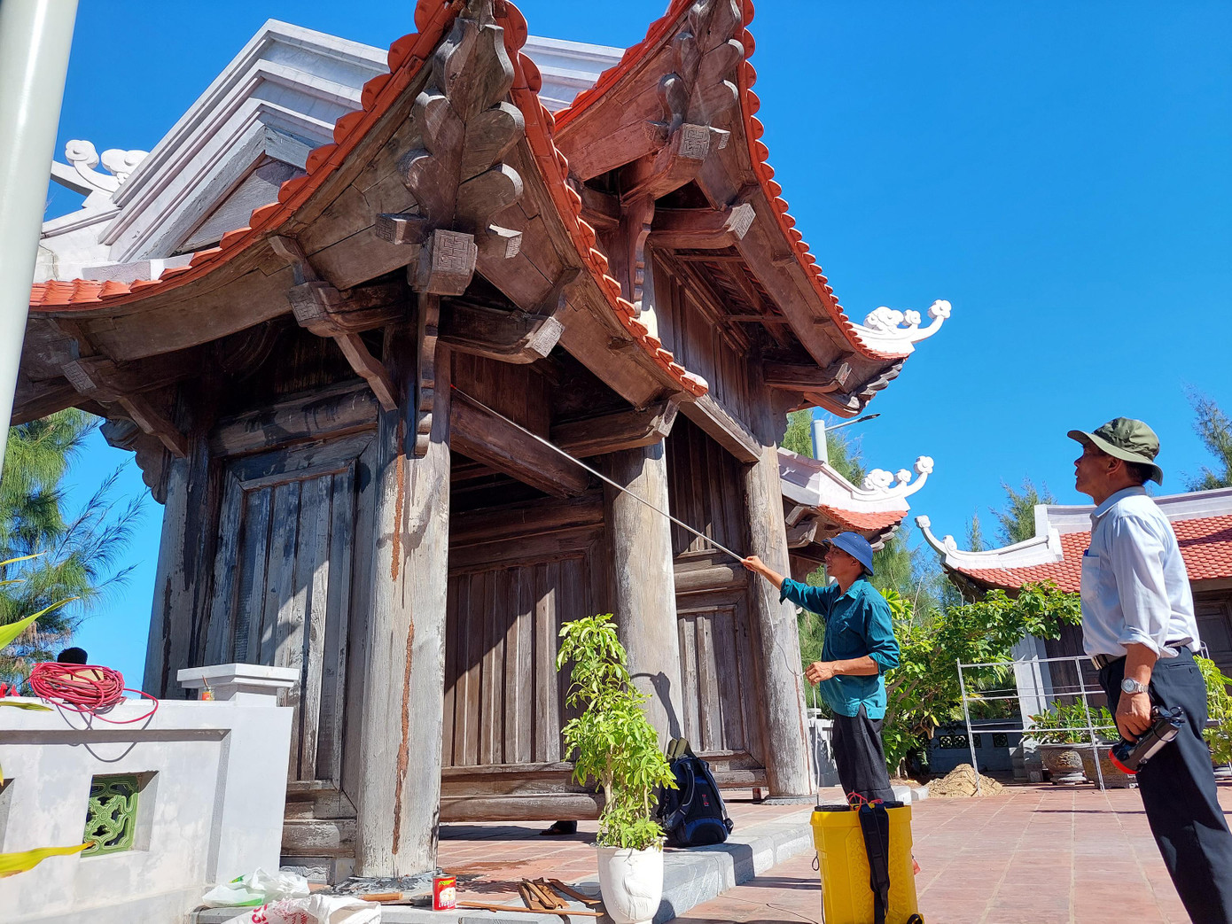 Xử lý mối nơi tam quan chùa đảo Sơn Ca. Ảnh: Trần Tuấn