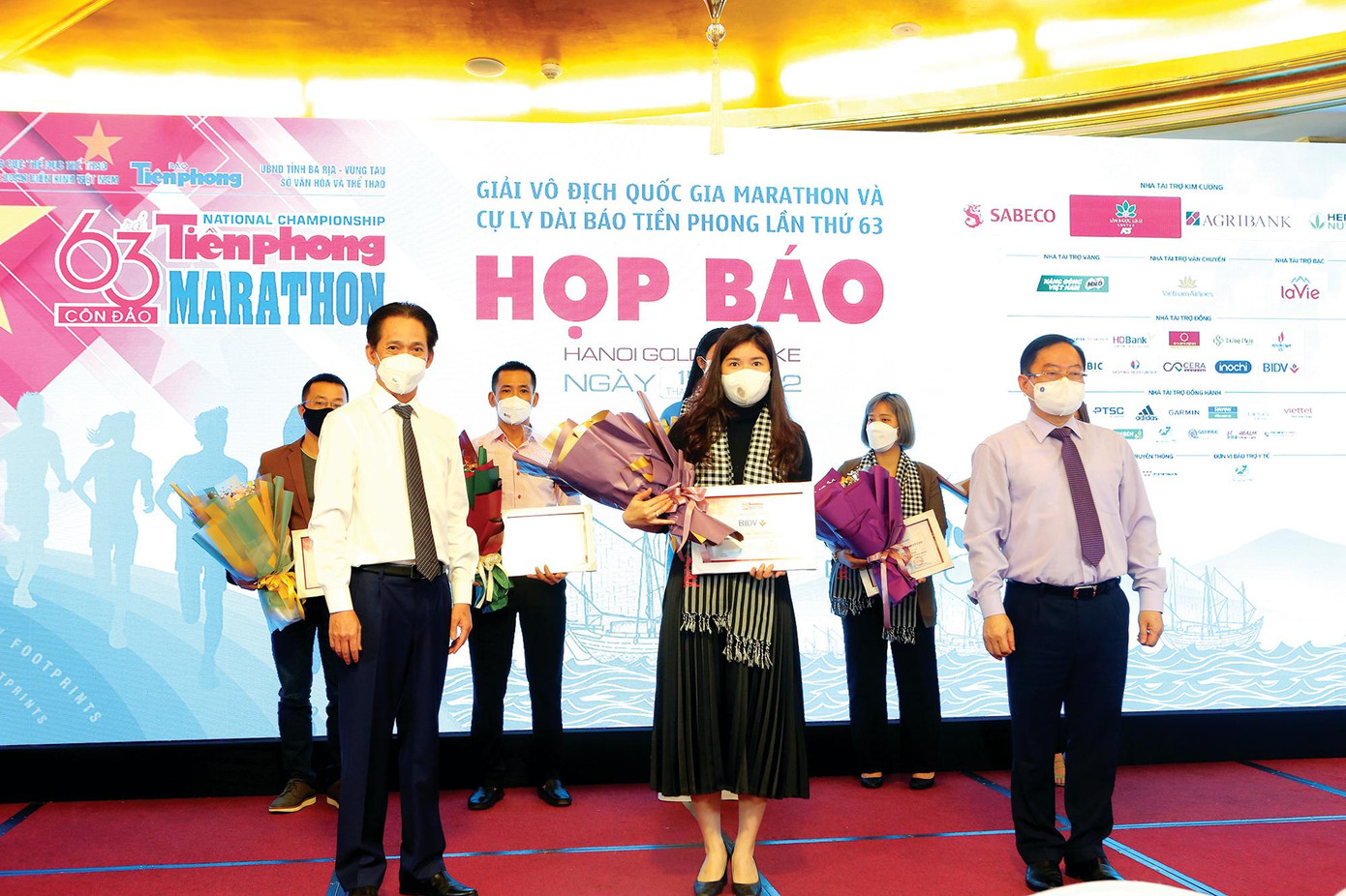 Ông Huỳnh Đức Dũng (bên trái) cùng đồng Trưởng Ban tổ chức Lê Xuân Sơn trao tặng hoa và chứng nhận cho các nhà tài trợ ảnh: pv Ông Huỳnh Đức Dũng (bên trái) cùng đồng Trưởng Ban tổ chức Lê Xuân Sơn trao tặng hoa và chứng nhận cho các nhà tài trợ ảnh: pv