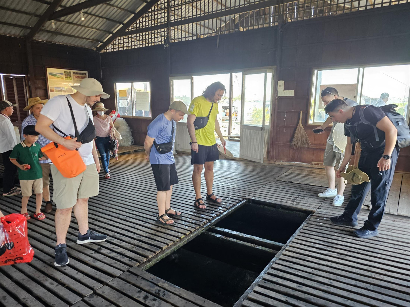 Khách quốc tế tham quan bè cá bảy Bon Ảnh: HÒA HỘI Khách quốc tế tham quan bè cá bảy Bon Ảnh: HÒA HỘI