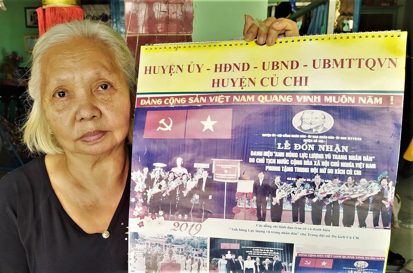 Chị Lê Thị Sương bên những bức ảnh Trung đội nữ du kích Củ Chi nhận danh hiệu anh hùng Ảnh: T.N.A Chị Lê Thị Sương bên những bức ảnh Trung đội nữ du kích Củ Chi nhận danh hiệu anh hùng Ảnh: T.N.A