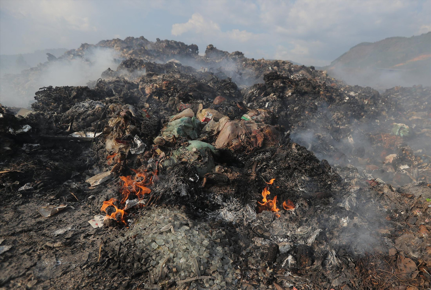 Bãi rác ở Lâm Hà cháy suốt 2 tháng qua Bãi rác ở Lâm Hà cháy suốt 2 tháng qua