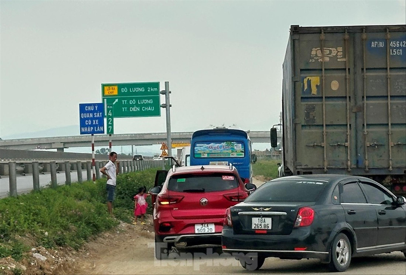 Do không còn chỗ trong trạm dừng nghỉ, một số tài xế và gia đình phải xuống dừng nghỉ ở đường ra vào trạm