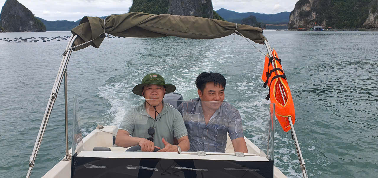 Tác giả trải nghiệm lái ca nô ở biển Vân Đồn