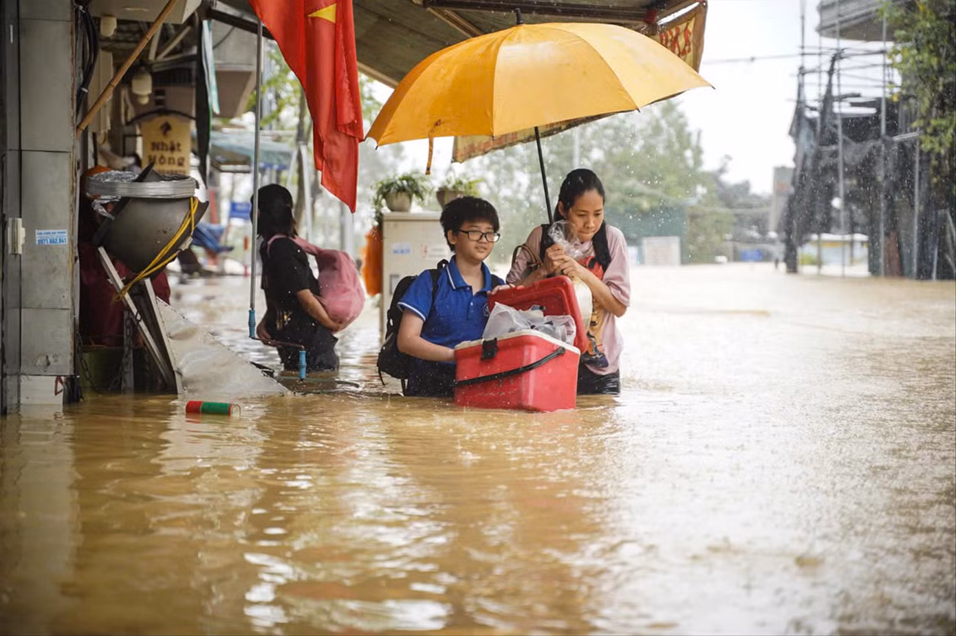 Lũ sông Hồng dâng cao gây ngập lụt sâu tại Chương Dương Độ, quận Hoàn Kiếm ngày 11/9 Ảnh: Đức Nguyễn Lũ sông Hồng dâng cao gây ngập lụt sâu tại Chương Dương Độ, quận Hoàn Kiếm ngày 11/9 Ảnh: Đức Nguyễn