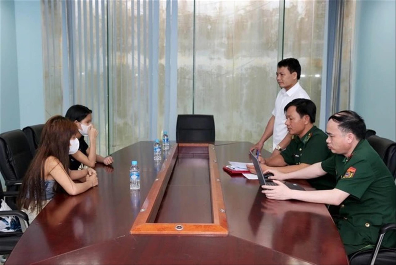 Những cô gái bị bán qua nhiều nước, được lực lượng Bộ đội Biên phòng Hà Tĩnh phối hợp giải cứu. Những cô gái bị bán qua nhiều nước, được lực lượng Bộ đội Biên phòng Hà Tĩnh phối hợp giải cứu.