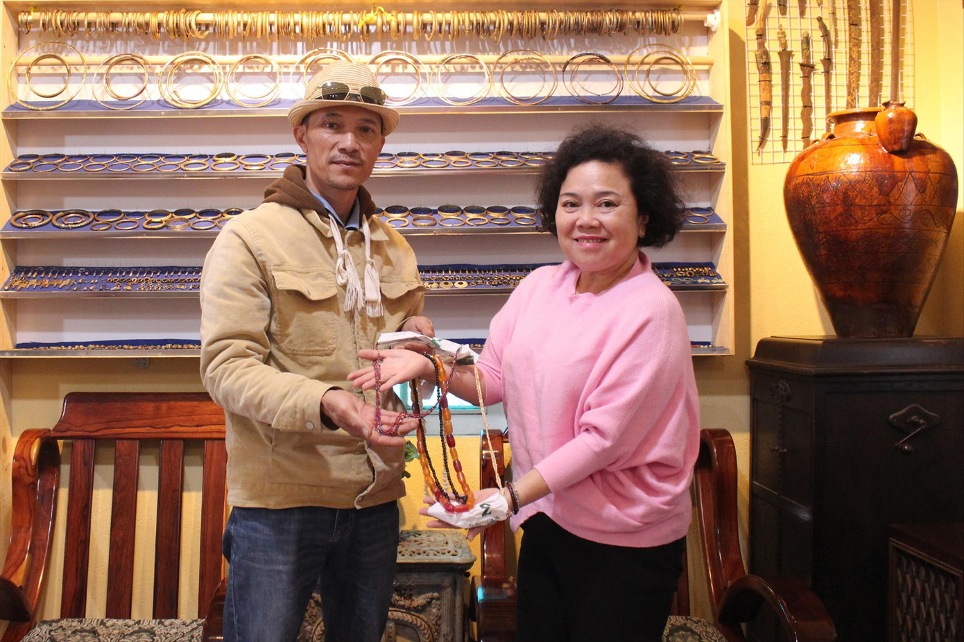 Anh Nguyễn Quốc Dũng trao tặng cổ vật cho Bảo tàng Phụ nữ Nam bộ Anh Nguyễn Quốc Dũng trao tặng cổ vật cho Bảo tàng Phụ nữ Nam bộ