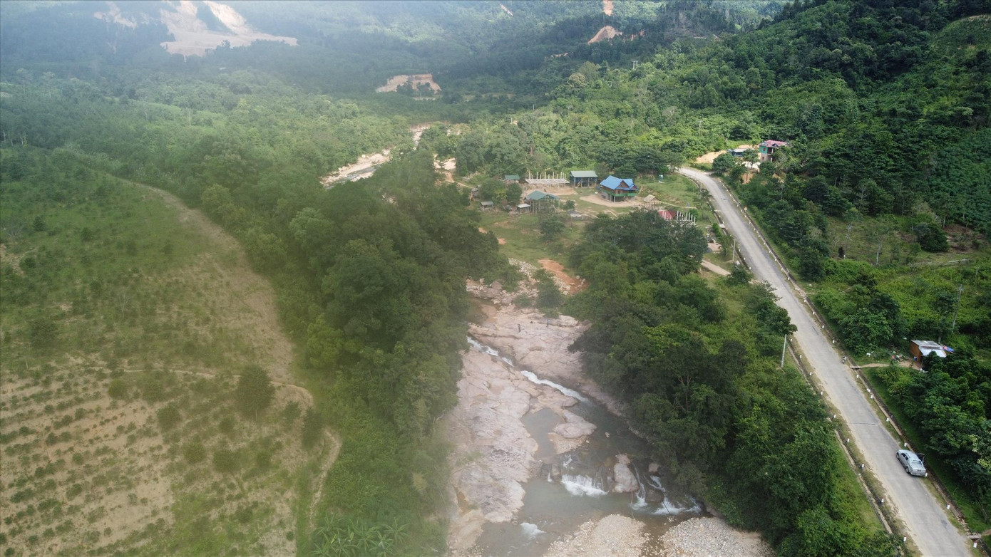 Quốc lộ 15D nối từ đường Hồ Chí Minh nhánh Tây lên Cửa khẩu Quốc tế La Lay.