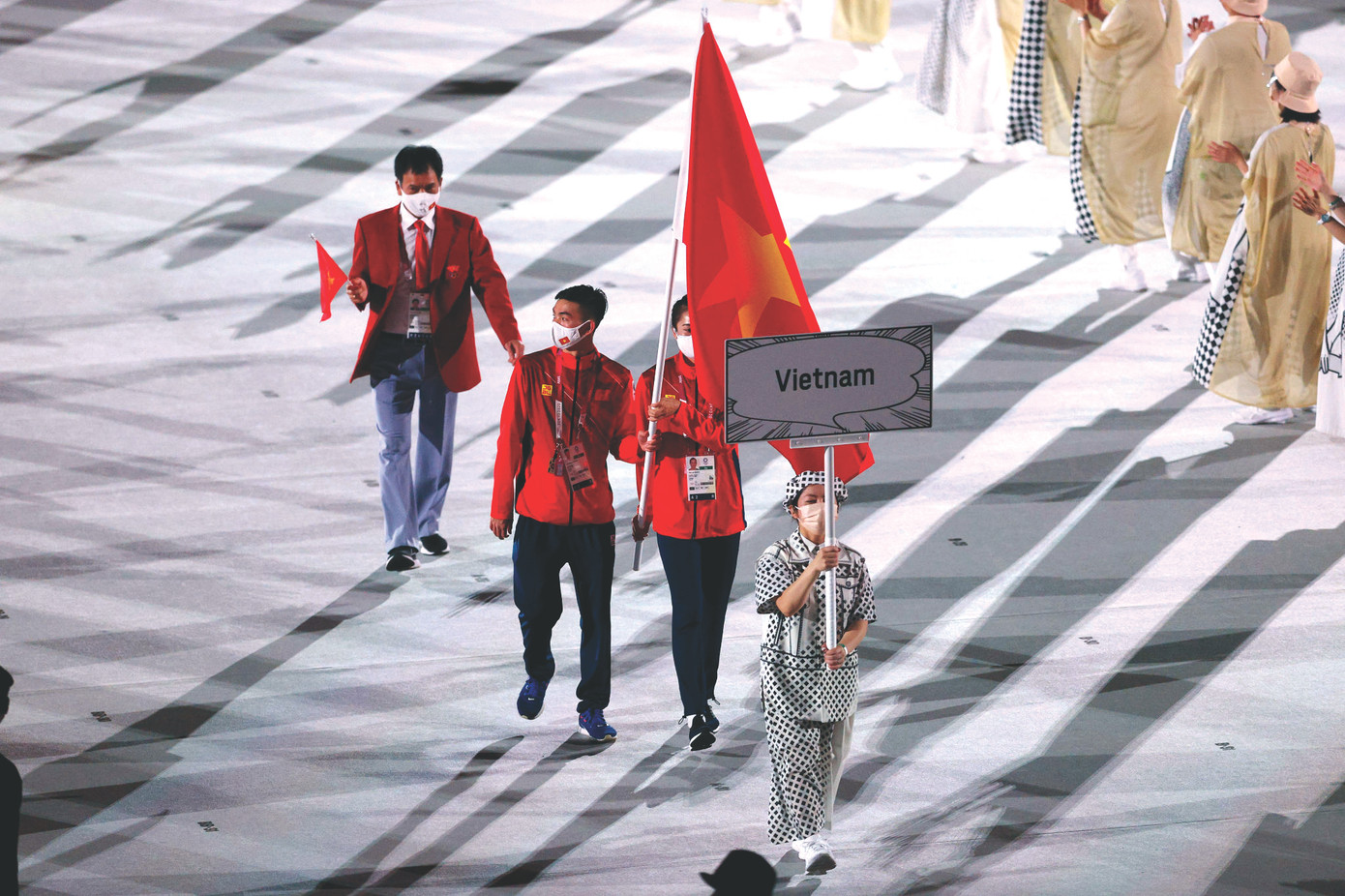 Huy Hoàng vinh dự cầm cờ cho đoàn thể thao Việt Nam tại Olympic 2020