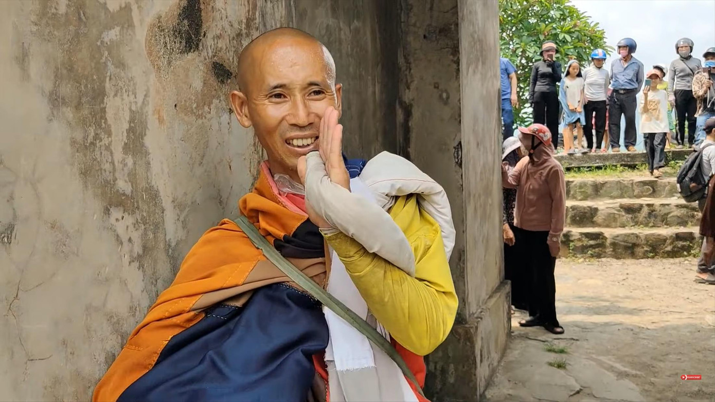 Ông Thích Minh Tuệ chấm dứt hành trình cùng đám đông tại Cổng Trời, Đèo Ngang- Quảng Bình. Ảnh: CMH Ông Thích Minh Tuệ chấm dứt hành trình cùng đám đông tại Cổng Trời, Đèo Ngang- Quảng Bình. Ảnh: CMH