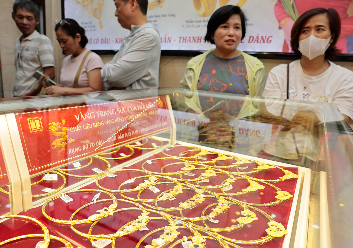 Nhiều doanh nghiệp vàng cho rằng, dự thảo nghị định mới về quản lý vàng còn cài nhiều cấp giấy phép con. Ảnh: Như Ý Nhiều doanh nghiệp vàng cho rằng, dự thảo nghị định mới về quản lý vàng còn cài nhiều cấp giấy phép con. Ảnh: Như Ý