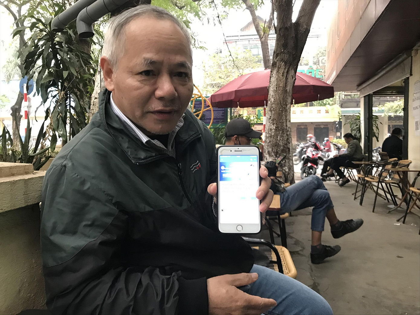 Ngoài tham gia công tác phòng, chống dịch COVID-19 ở phường Thịnh Quang, Hà Nội, bác sĩ Lê Phong còn tư vấn, hỗ trợ nhiều trường hợp về nội tiết, đái tháo đường qua mạng xã hộiẢnh: Trường Phong