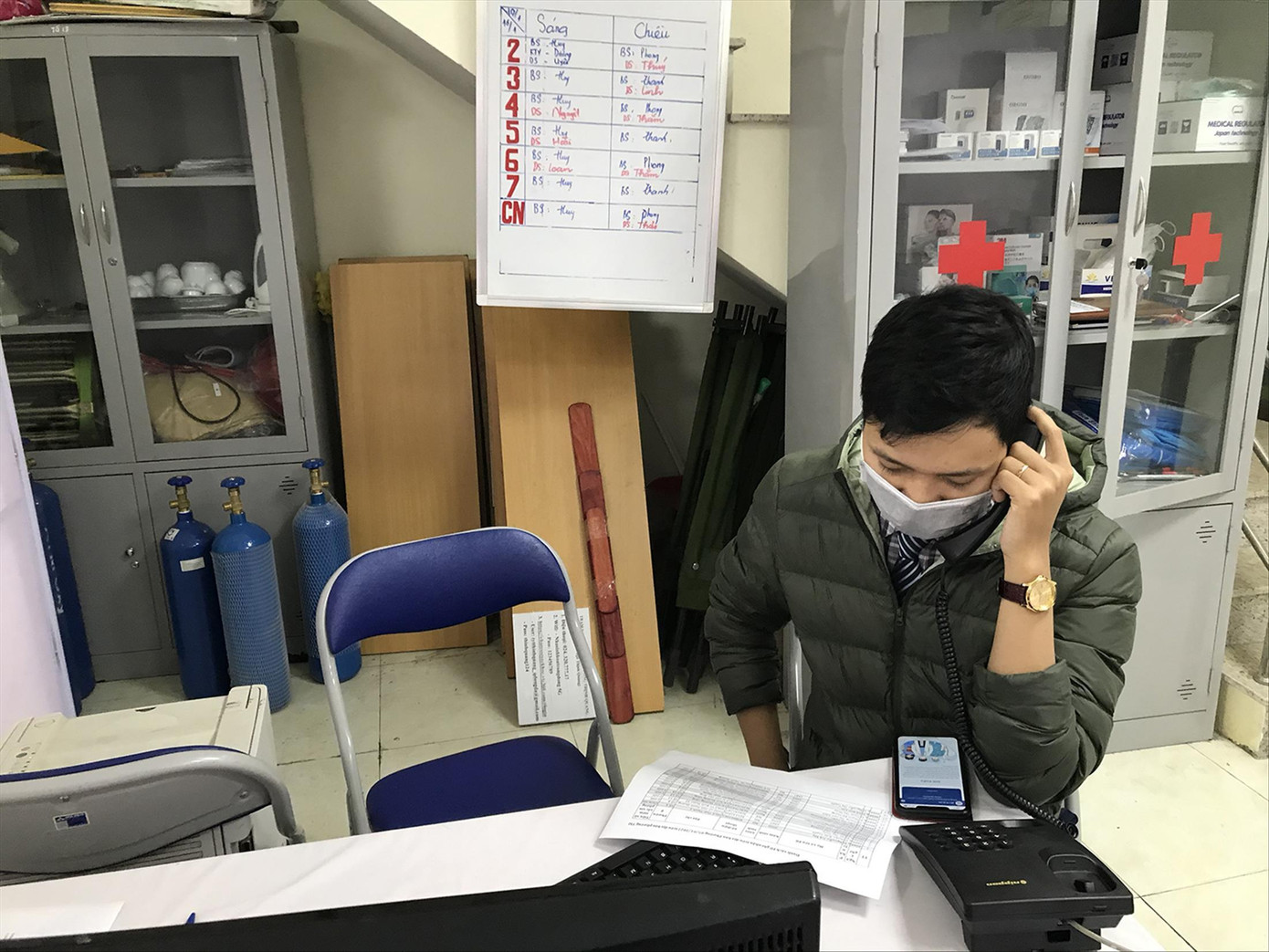 Bác sĩ Huy tư vấn cho người bệnh tại Trạm Y tế lưu động phường Thịnh Quang Ảnh: Trường Phong