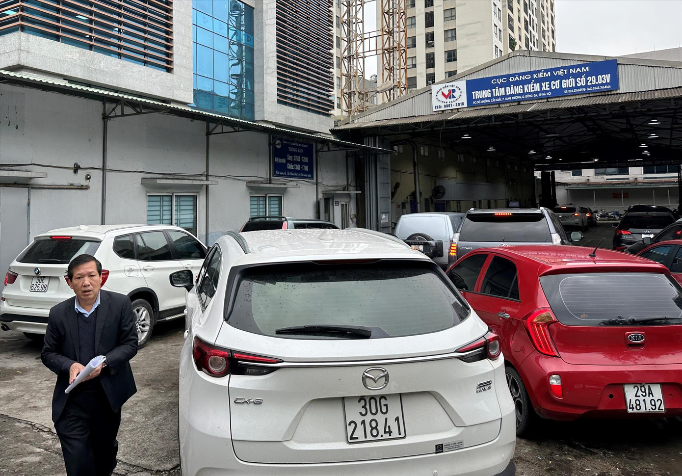 Xe xếp hàng chờ đăng kiểm tại TTĐK Cầu Giấy ngày 3/1 Xe xếp hàng chờ đăng kiểm tại TTĐK Cầu Giấy ngày 3/1