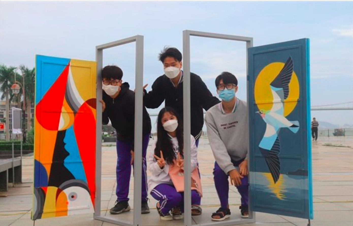 Bạn trẻ Đà Nẵng check-in tại triển lãm nghệ thuật sắp đặt “Ô cửa thời gian” Bạn trẻ Đà Nẵng check-in tại triển lãm nghệ thuật sắp đặt “Ô cửa thời gian”