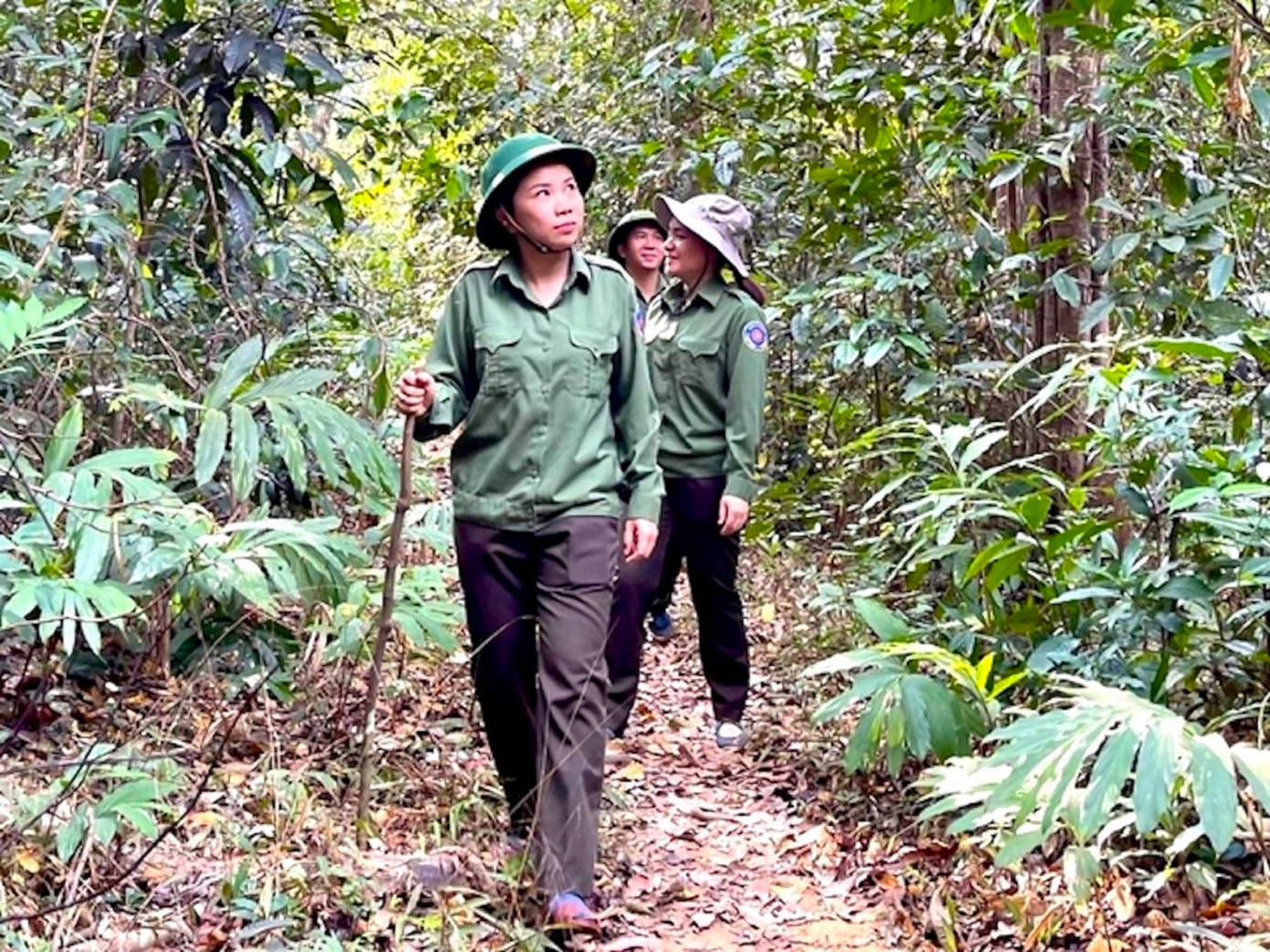 Các chị em nữ tuần tra, bảo vệ rừng.