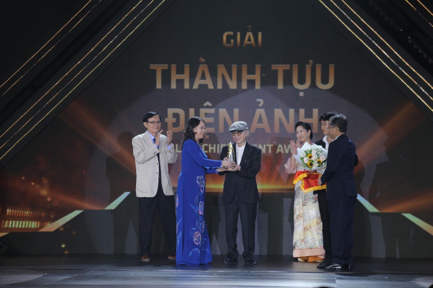 Phó Chủ tịch nước Võ Thị Ánh Xuân trao Giải Thành tựu Điện ảnh cho đạo diễn, NSND Đặng Nhật Minh tại lễ khai mạc LHP DANAFF lần hai. Ảnh: Duy Quốc.