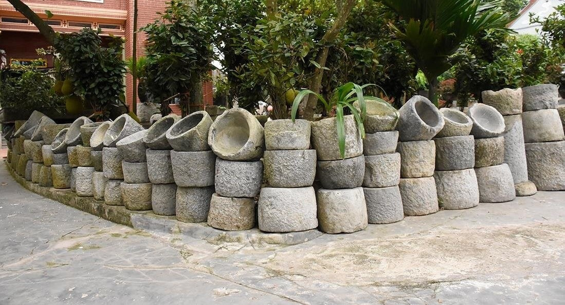 Một góc bộ sưu tập cối đá của ông Nhẫn