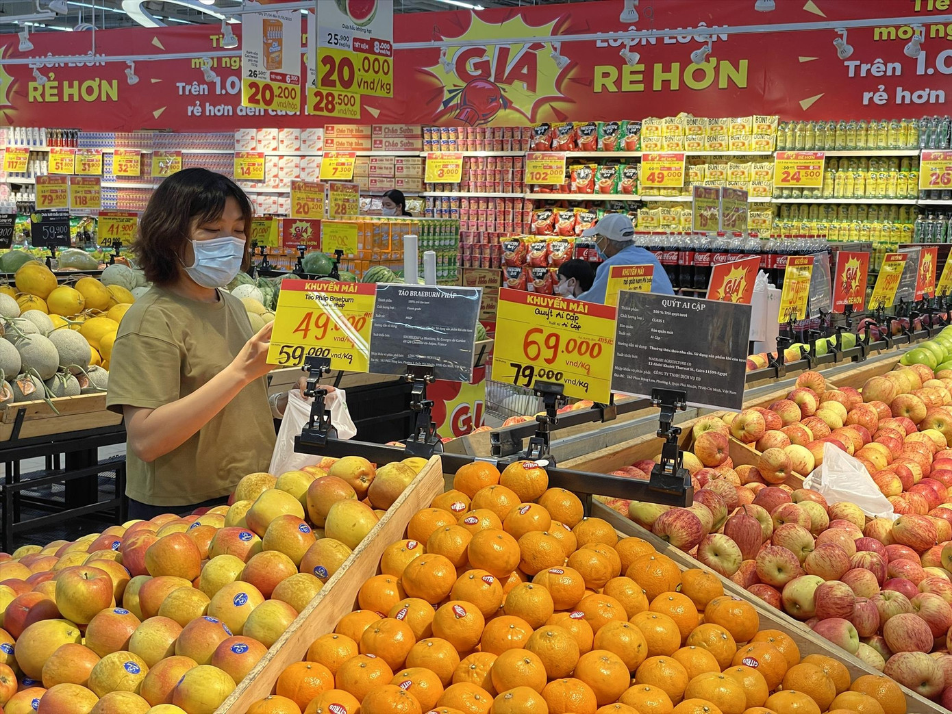 Trái cây ngoại tại siêu thị có giá rẻ không ngờ ảnh: U.P