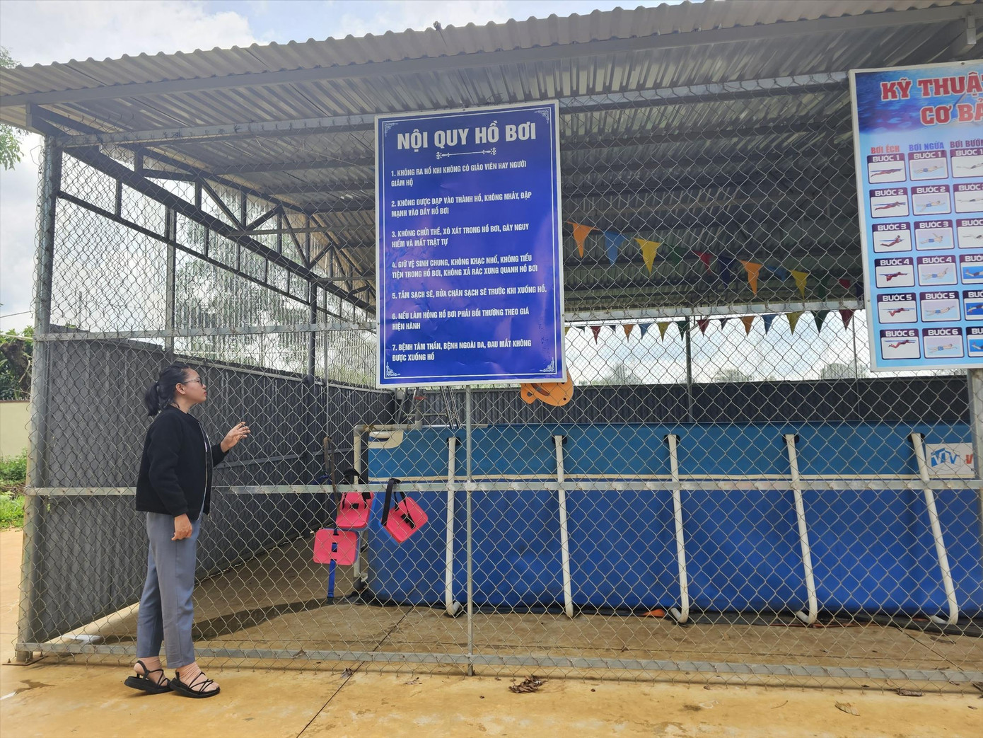 Bể bơi tại Trường Tiểu học Chu Văn An khóa trái cửa Bể bơi tại Trường Tiểu học Chu Văn An khóa trái cửa