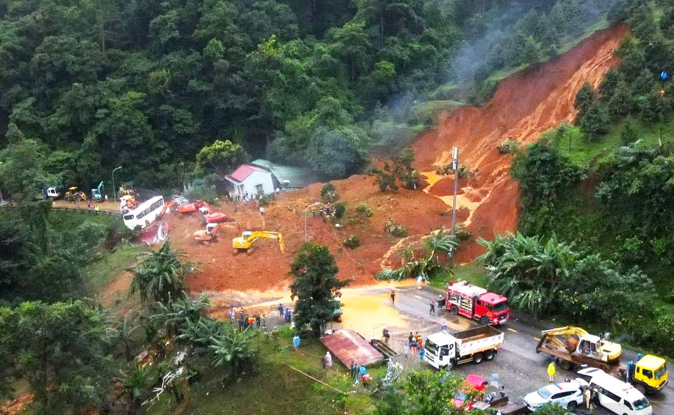 Sạt lở đèo Bảo Lộc khiến 4 người tử vong