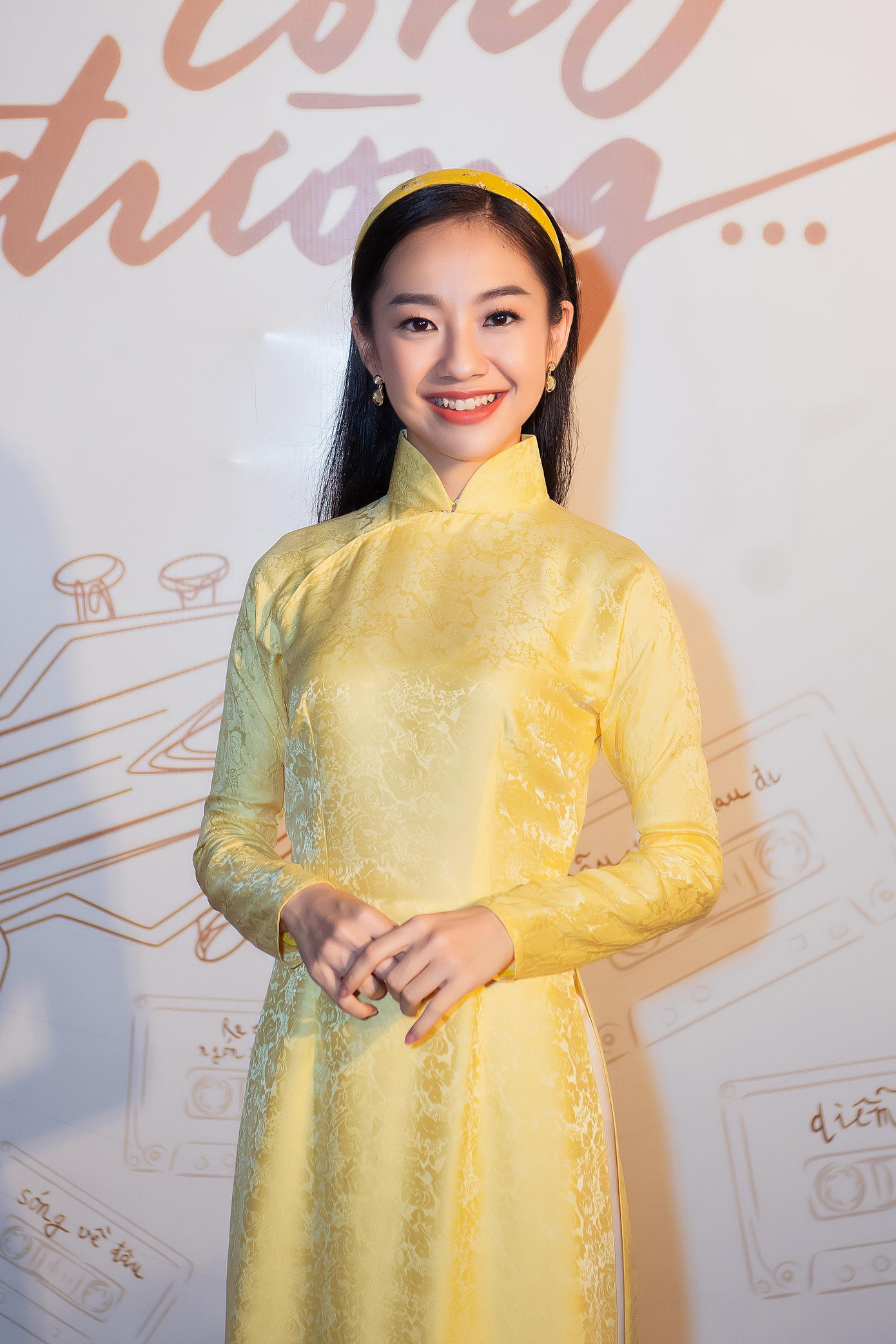 Diễn viên Hoàng Hà vào vai Dao Ánh trong phim Em và Trịnh Diễn viên Hoàng Hà vào vai Dao Ánh trong phim Em và Trịnh