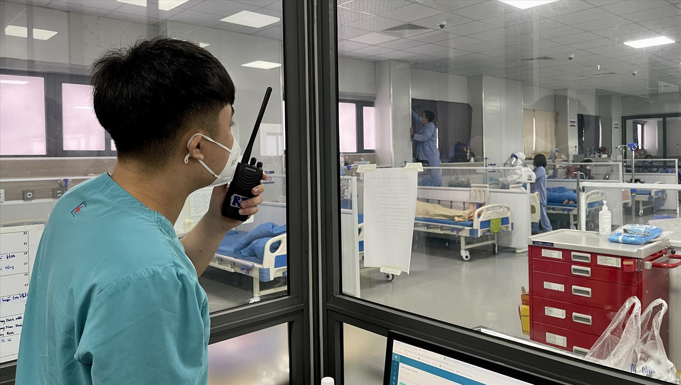 Theo dõi bệnh nhân nặng tại BV Điều trị người bệnh COVID-19 (Hà Nội). Ảnh: Thái Hà