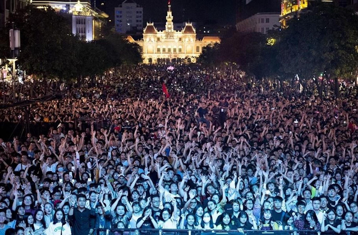 Người dân tại Lễ hội Countdown ở Phố đi bộ Nguyễn Huệ năm 2022 Người dân tại Lễ hội Countdown ở Phố đi bộ Nguyễn Huệ năm 2022