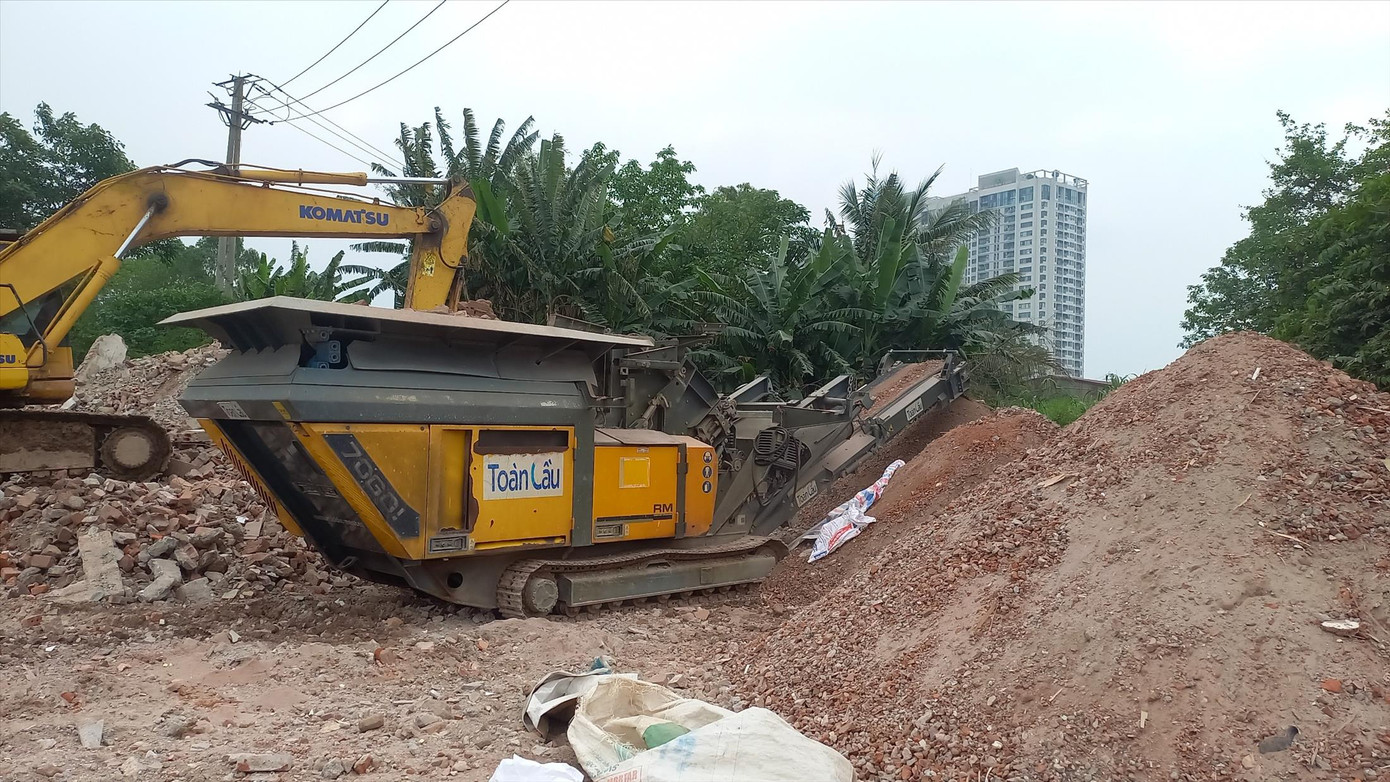Máy nghiền tái chế rác thải tại bãi phế thải xây dựng thuộc phường Đại Kim (quận Hoàng Mai, Hà Nội) Máy nghiền tái chế rác thải tại bãi phế thải xây dựng thuộc phường Đại Kim (quận Hoàng Mai, Hà Nội)