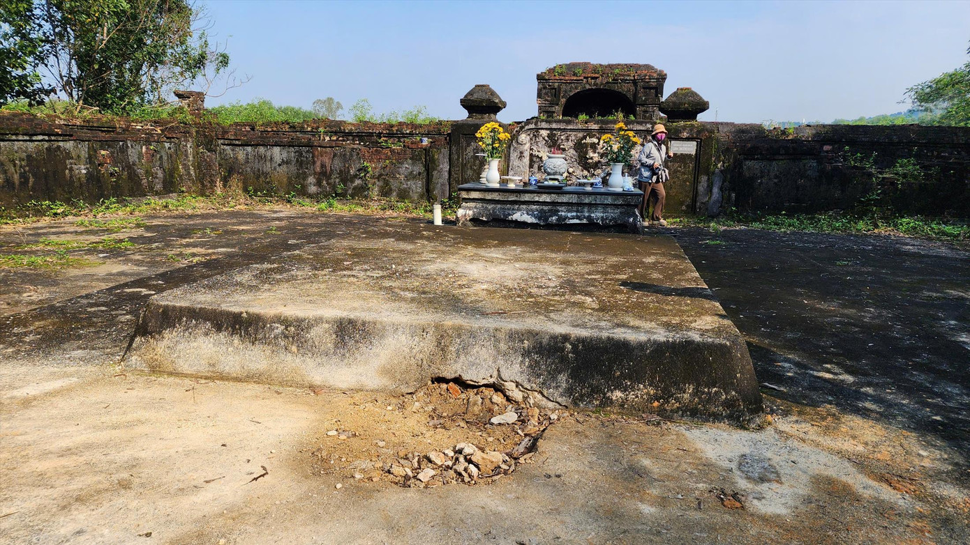 Lăng mộ chúa Nguyễn Phúc Khoát bị đào trộm