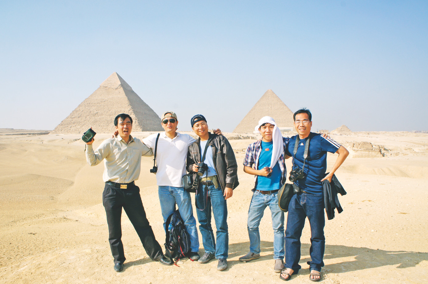Tác giả (giữa) cùng nhóm PV đầu tiên sang Bắc Phi năm 2011 Tác giả (giữa) cùng nhóm PV đầu tiên sang Bắc Phi năm 2011