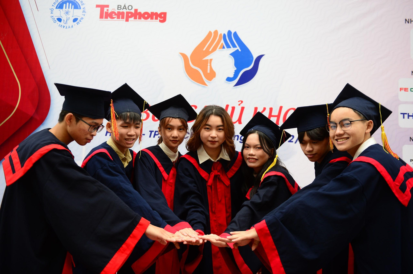 Các sinh viên được trao học bổng Nâng bước thủ khoa 2022. Ảnh: Dương Triều Các sinh viên được trao học bổng Nâng bước thủ khoa 2022. Ảnh: Dương Triều