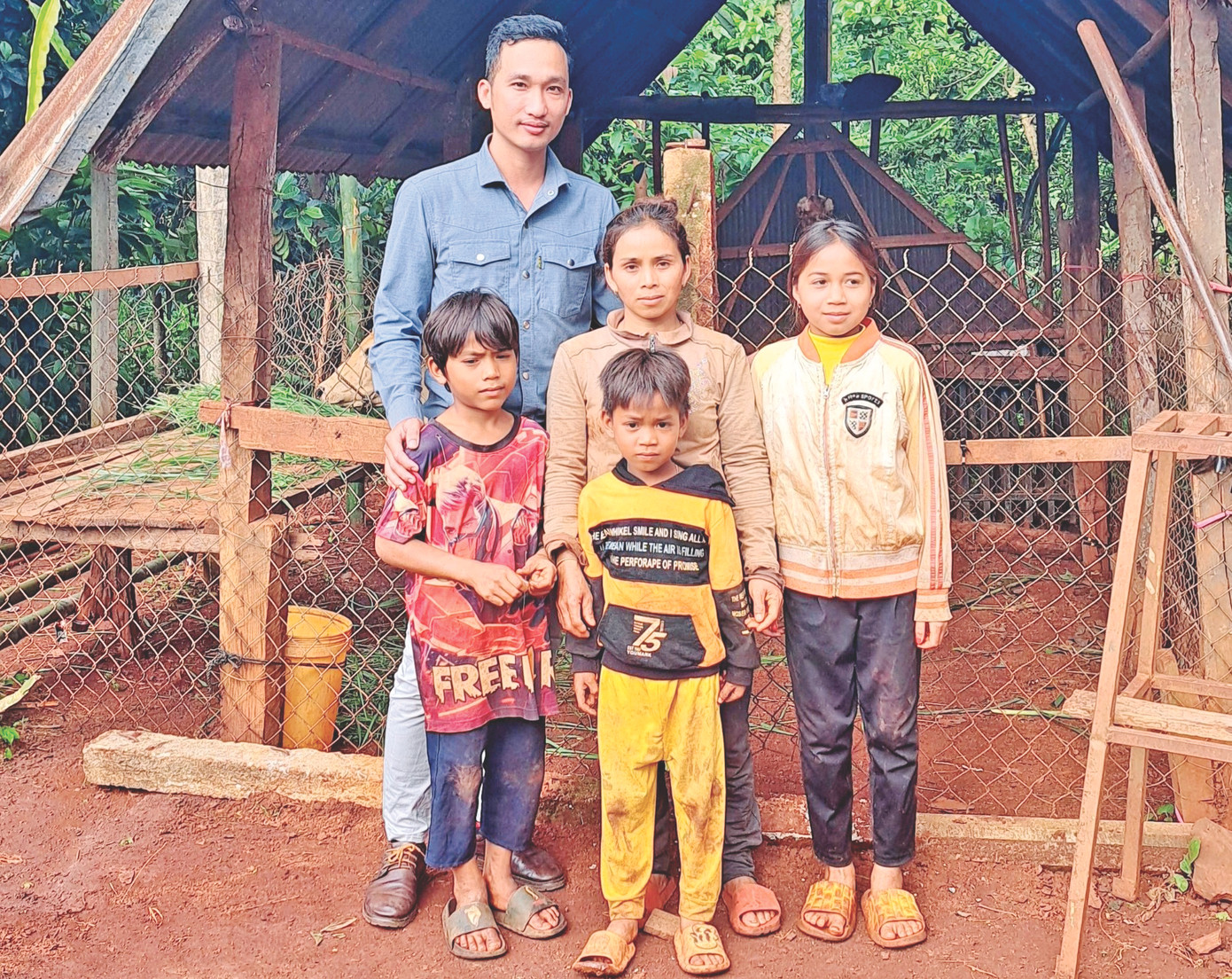 Phóng viên Tiền Lê đại diện trao những cặp heo, bò giống cho các em học sinh nghèo hiếu học