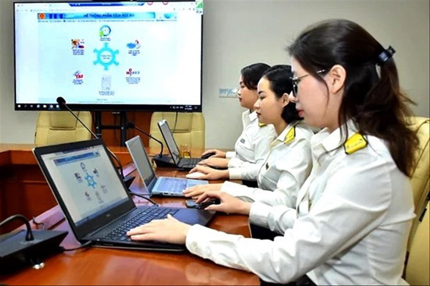 Cán bộ thuế theo dõi các dấu hiệu bất thường trong xuất hóa đơn điện tử của doanh nghiệp, hộ kinh doanh. Ảnh: HUY HÙNG