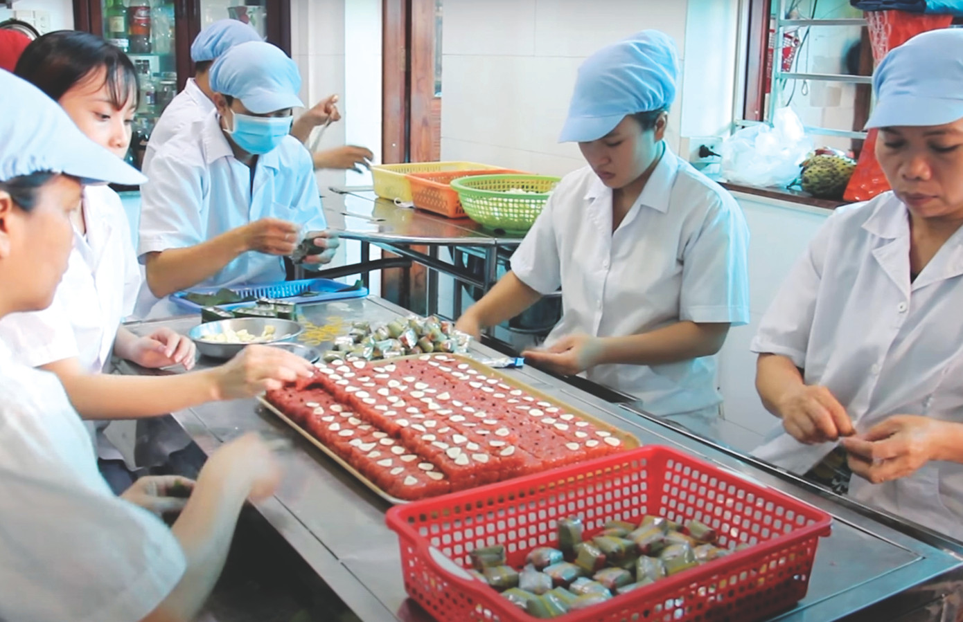 Một góc cơ sở làm nem Bà Chín Một góc cơ sở làm nem Bà Chín