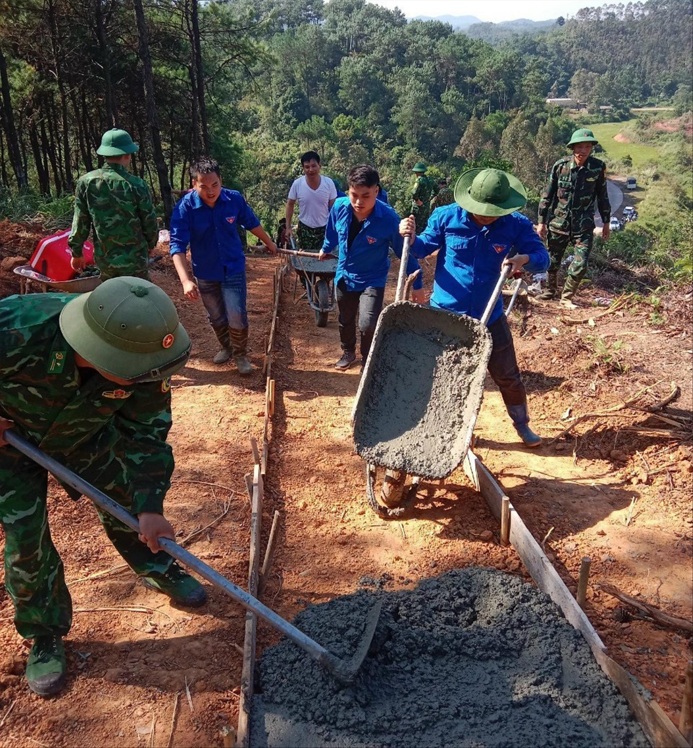Tuổi trẻ Lạng Sơn và Bộ đội Biên phòng tỉnh cùng làm đường lên cột mốc giới. Ảnh: Duy Chiến