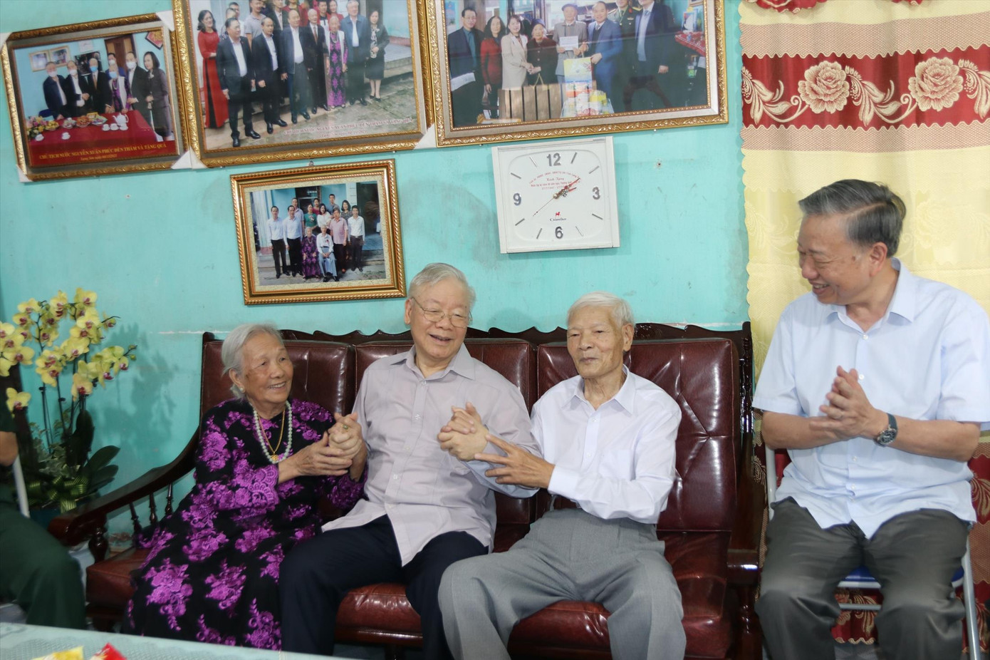 Gia đình ông Nguyễn Xuân Khoát vui mừng đón Tổng Bí thư Nguyễn Phú Trọng đến nhà thăm năm 2023. Gia đình ông Nguyễn Xuân Khoát vui mừng đón Tổng Bí thư Nguyễn Phú Trọng đến nhà thăm năm 2023.