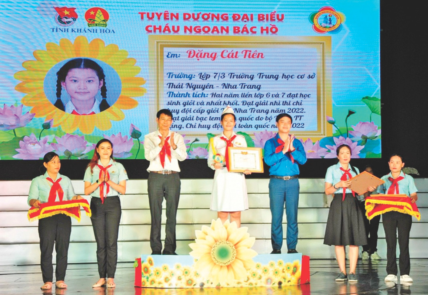 Em Đặng Cát Tiên (giữa) đạt nhiều thành tích trong học tập và tham gia hoạt động Đội. Ảnh: NVCC