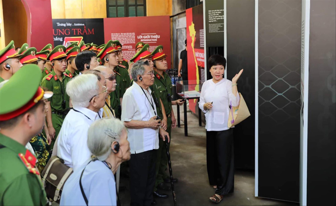 Nhiều câu chuyện xúc động được kể lại trong trưng bày “Cung trầm tháng 7”. Ảnh: KỲ SƠN