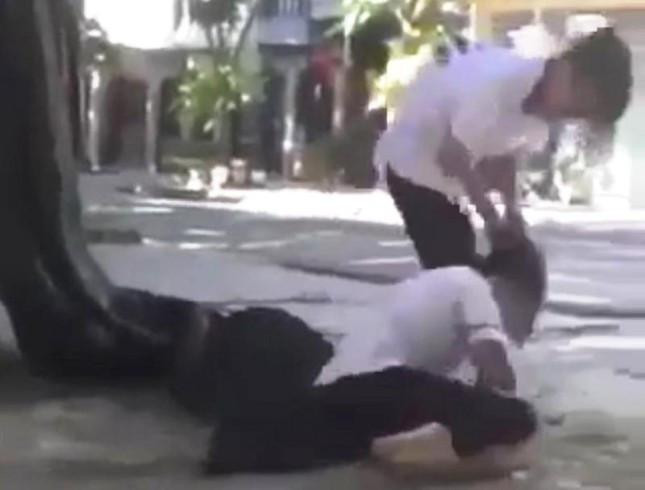 Chỉ trong 10 ngày đầu của tháng 9, trên địa bàn tỉnh Thừa Thiên - Huế đã liên tiếp xuất hiện nhiều vụ học sinh cấp 2 đánh nhau (Ảnh cắt từ clip) Chỉ trong 10 ngày đầu của tháng 9, trên địa bàn tỉnh Thừa Thiên - Huế đã liên tiếp xuất hiện nhiều vụ học sinh cấp 2 đánh nhau (Ảnh cắt từ clip)