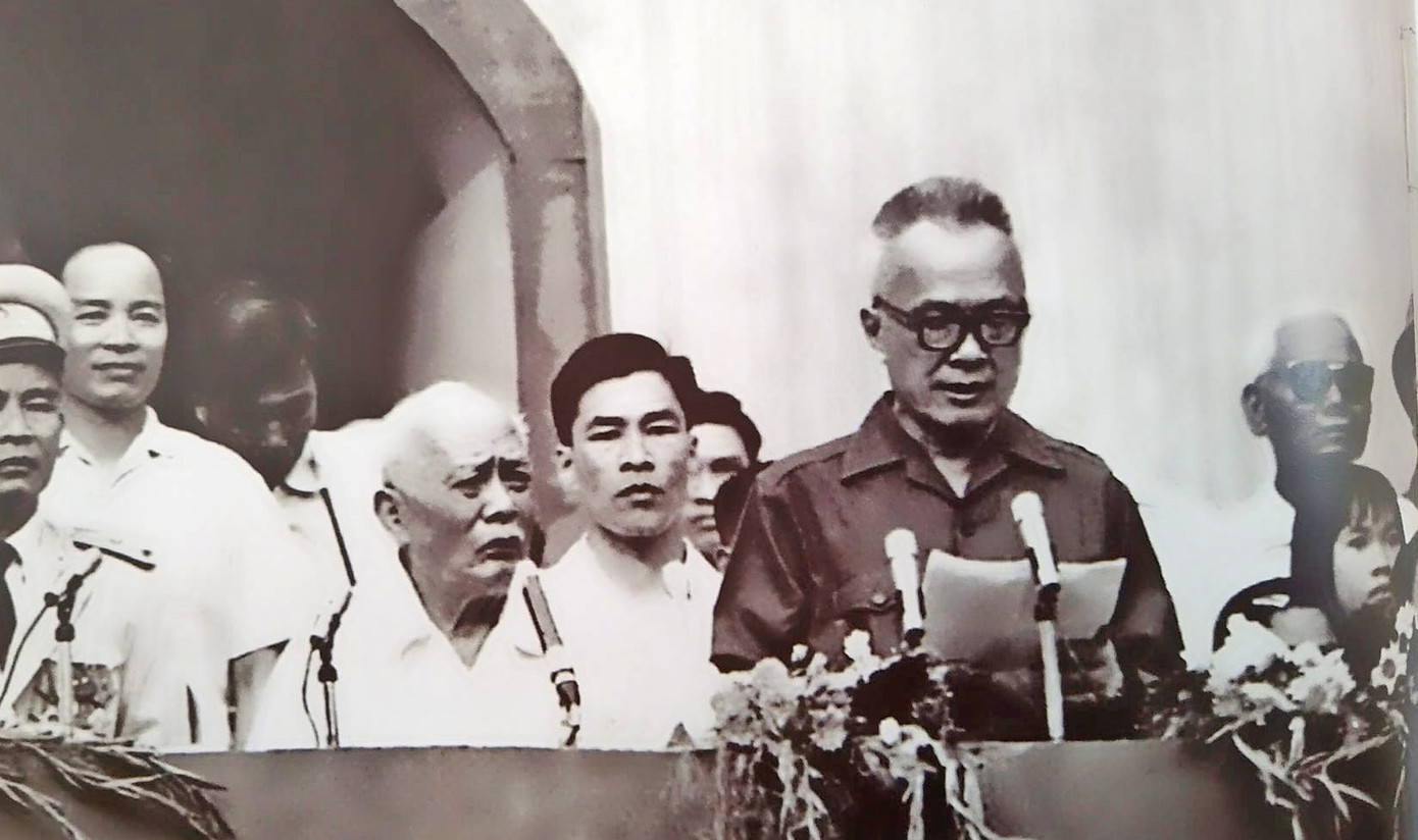 Luật sư Nguyễn Hữu Thọ đọc diễn văn chào mừng chiến thắng, thống nhất đất nước tại lễ mít tinh ngày 15/5/1975 tại Dinh Độc Lập. Ảnh: Tư liệu Luật sư Nguyễn Hữu Thọ đọc diễn văn chào mừng chiến thắng, thống nhất đất nước tại lễ mít tinh ngày 15/5/1975 tại Dinh Độc Lập. Ảnh: Tư liệu