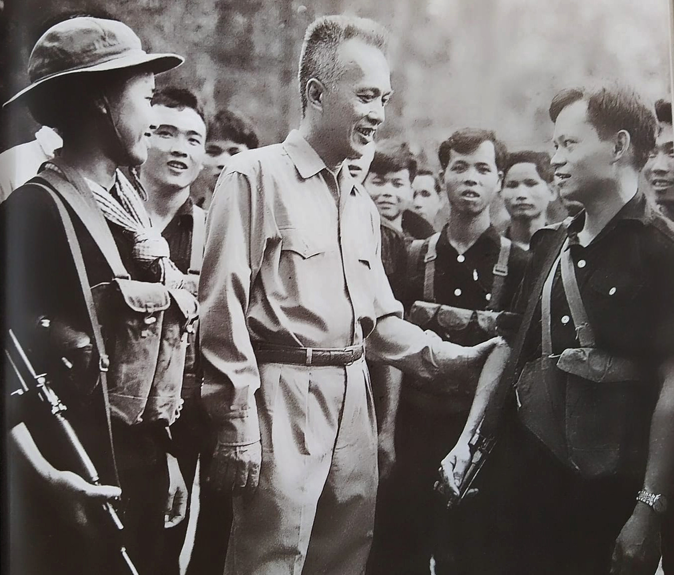 Luật sư Nguyễn Hữu Thọ và các chiến sĩ Giải phóng quân. Ảnh: Tư liệu Luật sư Nguyễn Hữu Thọ và các chiến sĩ Giải phóng quân. Ảnh: Tư liệu