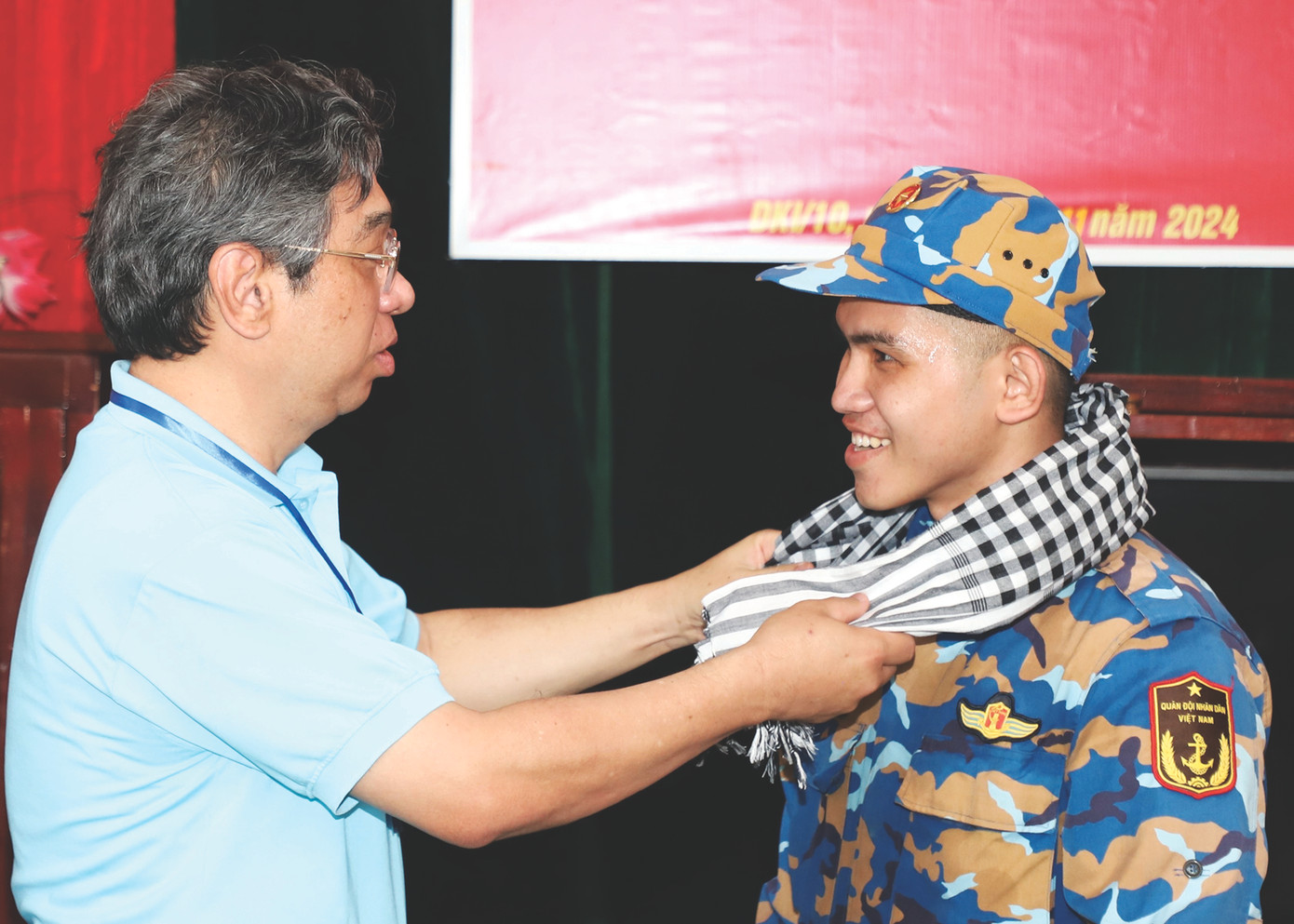 Phó Bí thư Thành ủy TPHCM Nguyễn Phước Lộc động viên, tặng quà cho chiến sĩ. Phó Bí thư Thành ủy TPHCM Nguyễn Phước Lộc động viên, tặng quà cho chiến sĩ.