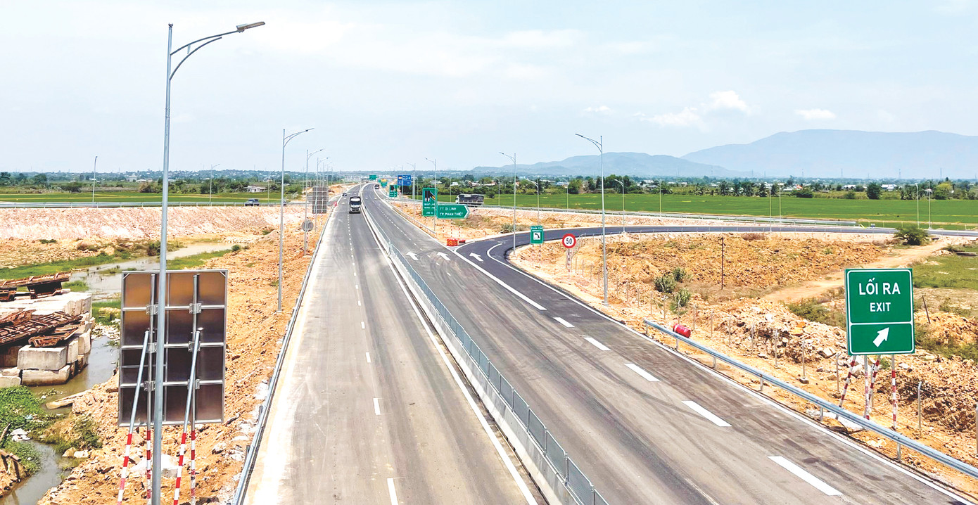 Thủ tướng yêu cầu các bộ ngành, địa phương rà soát, ưu tiên bố trí vốn đầu tư kết nối cao tốc với đường địa phương để tạo không gian phát triển mới. Ảnh cao tốc Bắc – Nam qua Bình Thuận Thủ tướng yêu cầu các bộ ngành, địa phương rà soát, ưu tiên bố trí vốn đầu tư kết nối cao tốc với đường địa phương để tạo không gian phát triển mới. Ảnh cao tốc Bắc – Nam qua Bình Thuận