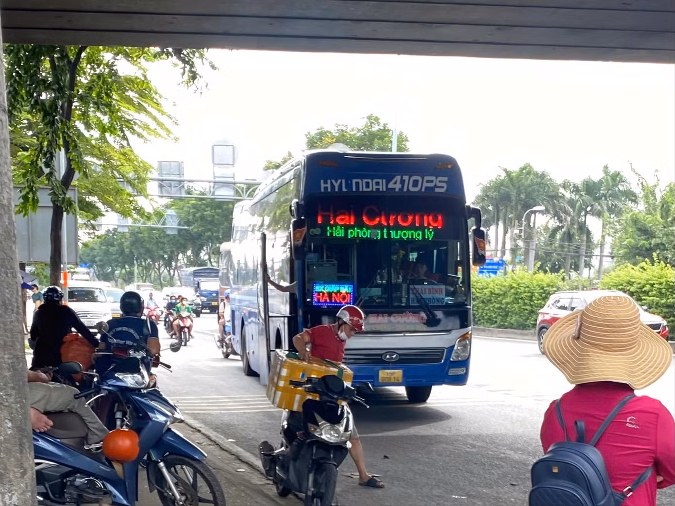 “Bến cóc” dọc Quốc lộ 1, TP Thủ Đức. Ảnh: H.H