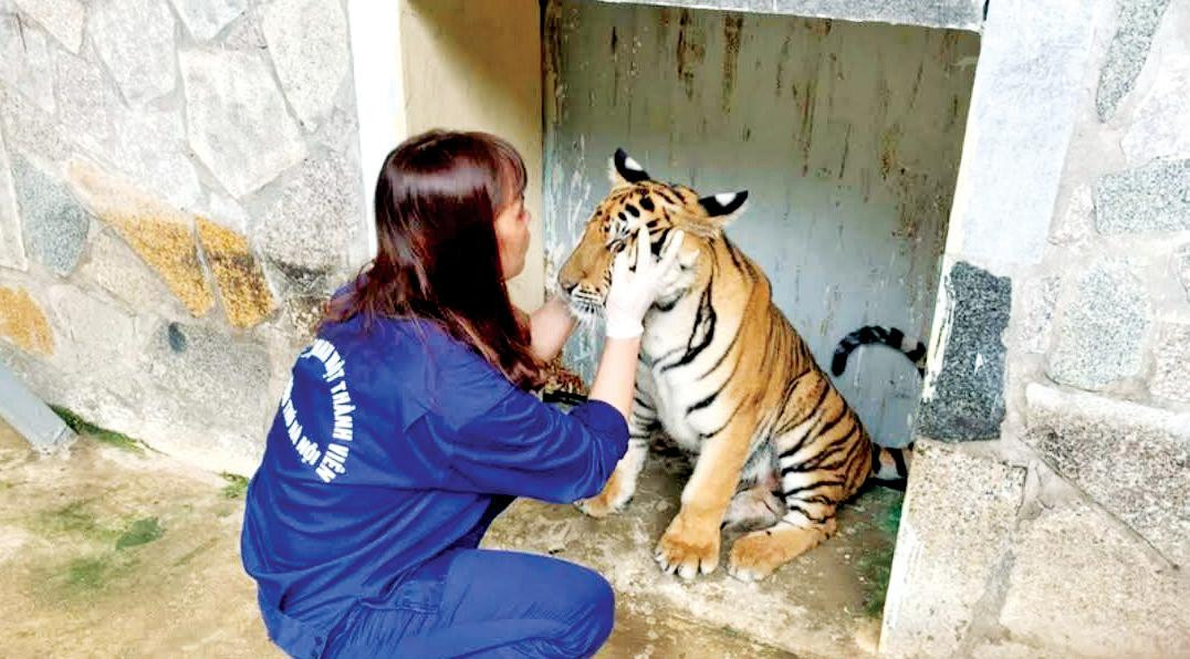 Chị Ngọc chăm sóc Bống khi còn nhỏ. (ẢNH NHÂN VẬT CUNG CẤP)