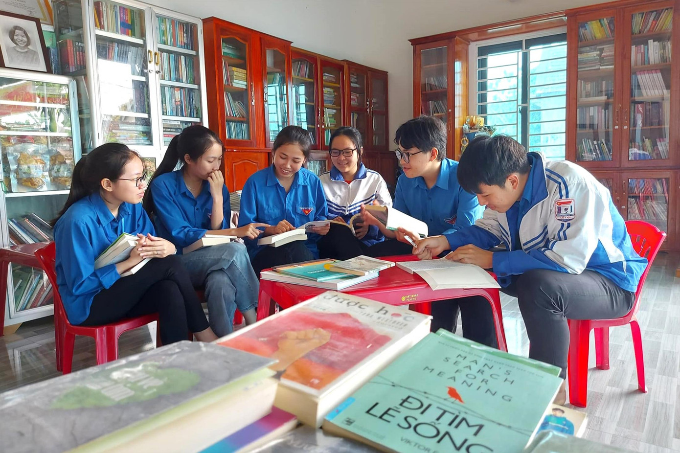 Thư viện sách miễn phí của chị Nga thu hút nhiều bạn trẻ. Thư viện sách miễn phí của chị Nga thu hút nhiều bạn trẻ.